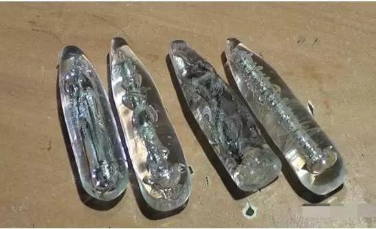 霰弹枪最令人啧啧称奇的地方就是它几乎什么子弹都可以打，因此广受爱开脑洞的枪民的喜爱。图为美国民间某枪民用熔融玻璃包裹钢钉制作的DIY独头弹。换作线膛枪肯定不能使用这种子弹，因为玻璃的硬度系数比用作子弹被甲的铜、钢等材料更大，对膛线的损伤非常严重。